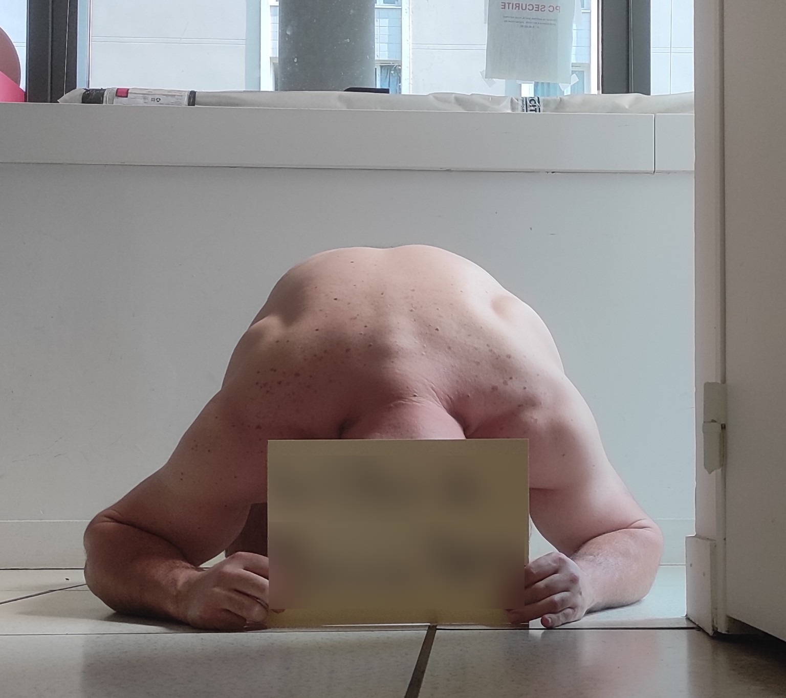 Posture d’abandon avec pancarte anonymisée