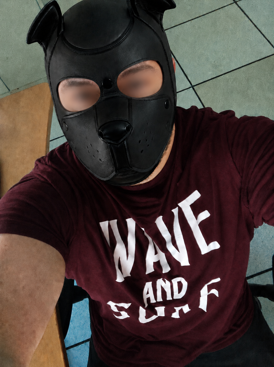 Autoportrait aux yeux floutés en masque puppy noir et haut bordeaux